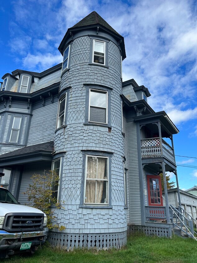 Front of 56 Long - 56 Long St