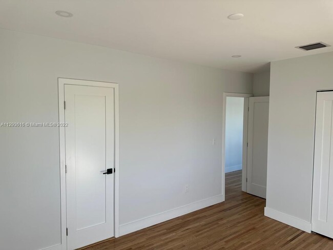Building Photo - 170 W 58th St