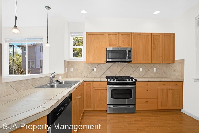 Building Photo - 2 br, 2.5 bath House - 10902 Slater Ave NE