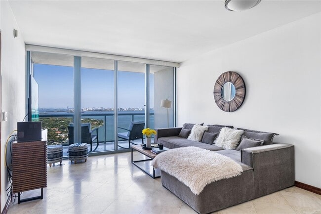 Foto del edificio - 601 NE 36th St