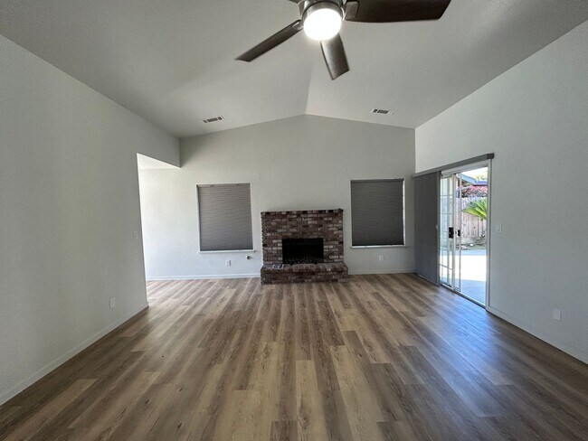 Foto del edificio - 3 Bedroom 2 Bathroom in NW Visalia