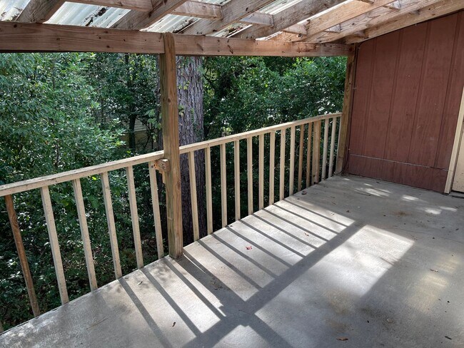 Building Photo - 2BED/1BA upstairs unit NE Tallahassee