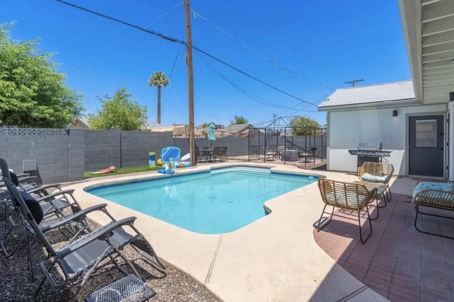 Building Photo - 3330 E Cypress St