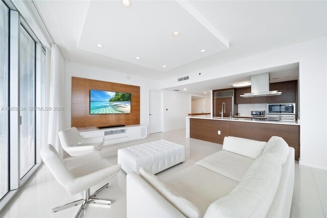 Building Photo - 495 Brickell Ave