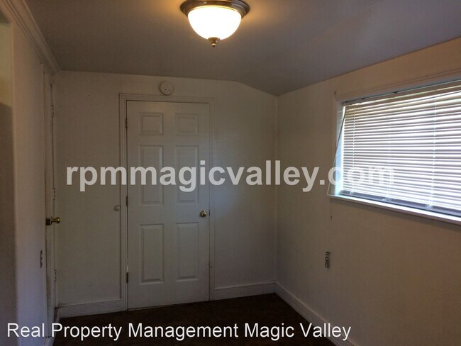 Building Photo - 2 br, 1 bath House - 401 5th Avenue North