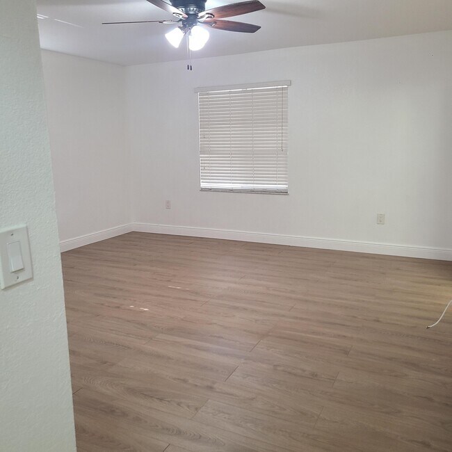 Foto del edificio - 3301 NW 191st St
