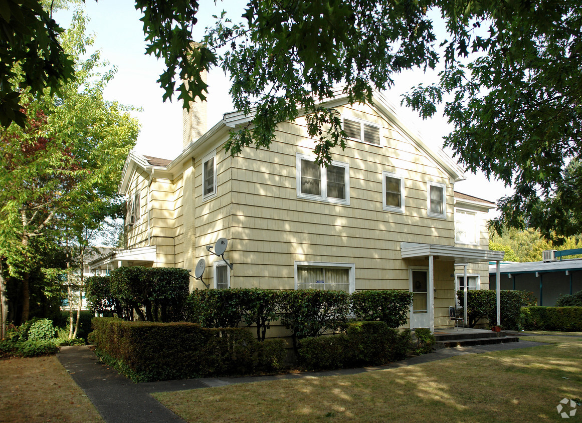 Building Photo - 1860 Potter St