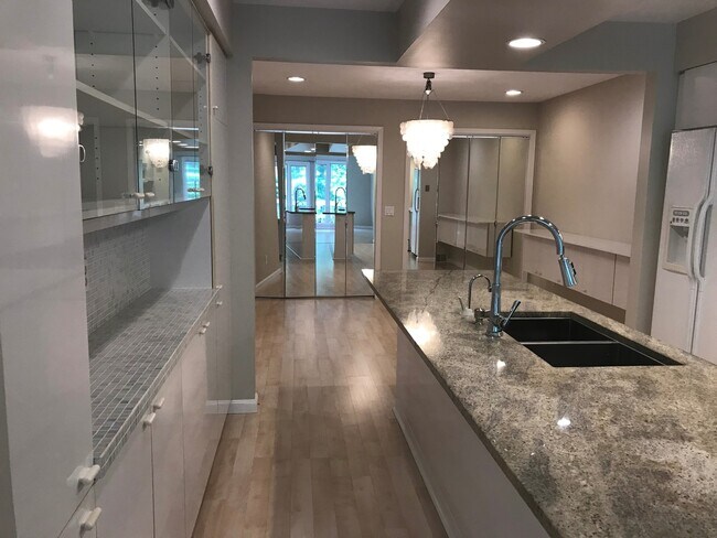 Foto del edificio - Solon 4 Bedroom Rental