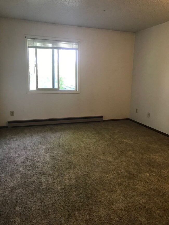 Building Photo - 2 Bedroom 1 Bathroom Centrally Located -MO...