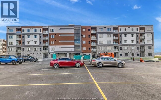 Photo du bâtiment - 2600 Sandwich W Pkwy