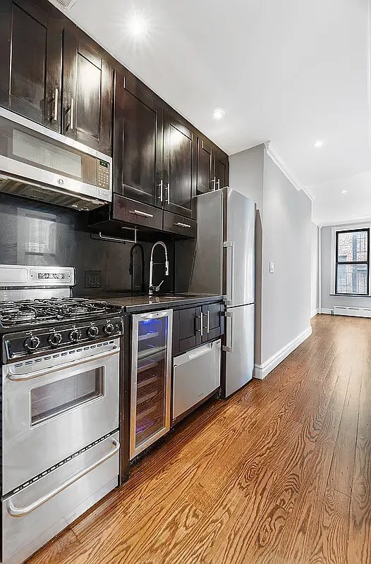 Building Photo - 240 E 29th St