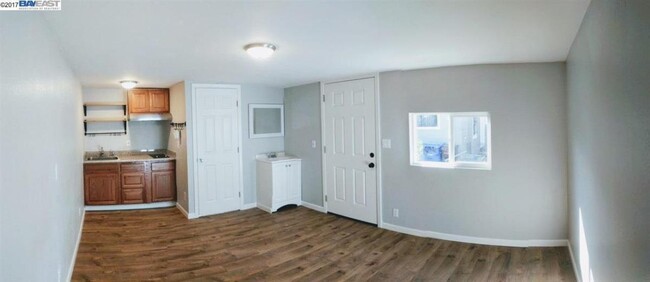 Building Photo - 652 3rd St