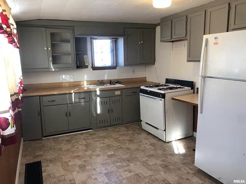 439 5th Ave N, Clinton, IA 52732 House for Rent in Clinton, IA