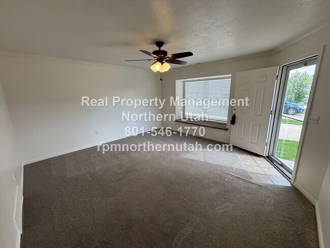 Building Photo - 2 Bedroom 1 Bath Layton Home Available Now!