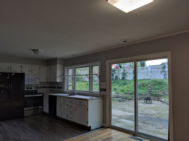 Building Photo - 547 Blazedwood Dr