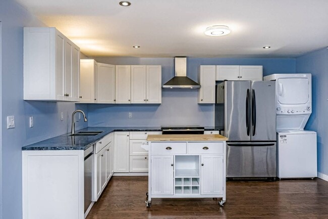 Building Photo - 32971 Hawthorne Av