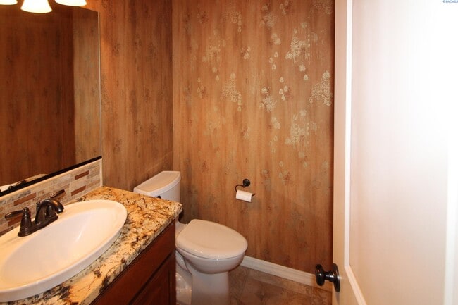Building Photo - 3 bed, 2 1/2 bath house in Kennewick