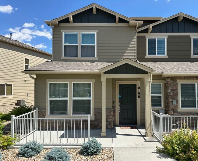 Foto del edificio - Modern 2-Bed, 2.5-Bath Townhome in Lorson ...