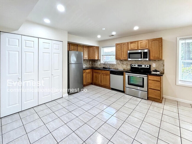 Building Photo - 1382 Ironwood St