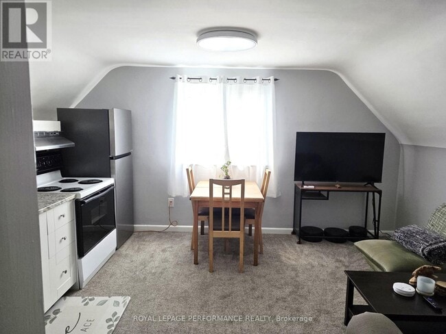 Building Photo - 623 Roosevelt Ave