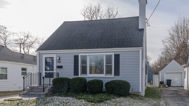 Building Photo - 940 Burton Ave