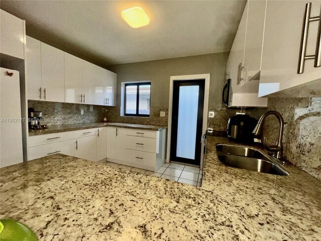 Foto del edificio - 3297 SW 26th St