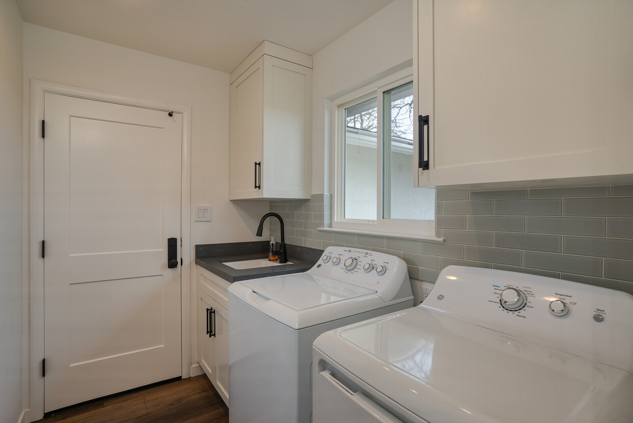 Foto principal - 10828 Davis Rd