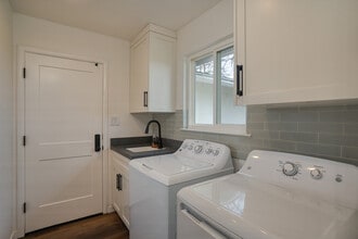 Building Photo - 10828 Davis Rd