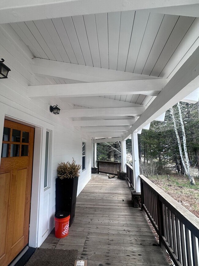 Foto del edificio - Charming, Fully Furnished 4 Bedroom House in Quiet Neighborhood- Pet Friendly!