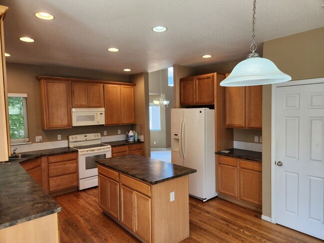 Building Photo - Unique 4-bedroom home located near Golf Co...