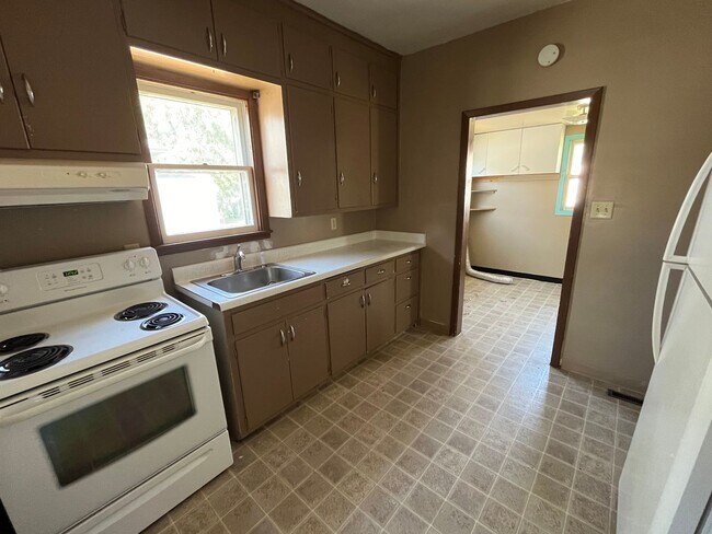 Building Photo - 2 Bed 1 Bath + Double Stall Garage