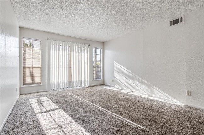 Foto del edificio - 8824 Old McGregor Rd