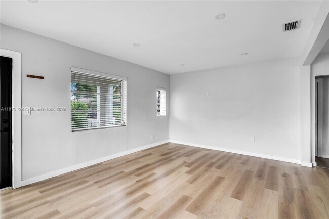 Foto del edificio - 4798 SW 1st St