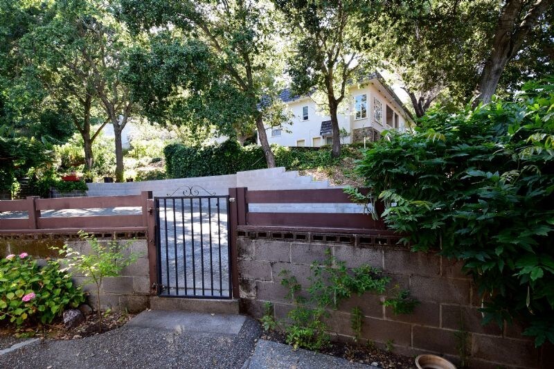 Primary Photo - 1487 Lincoln Ave