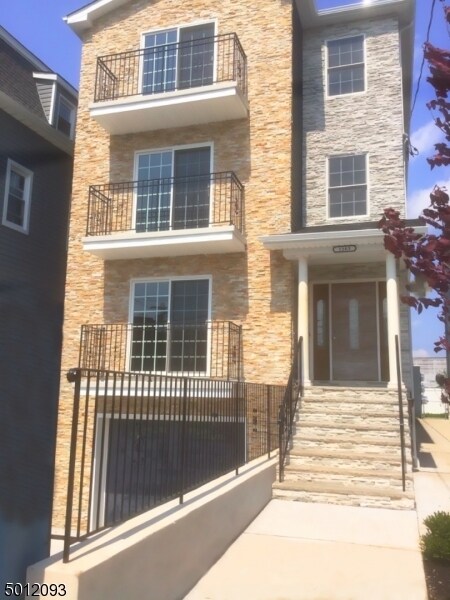 Primary Photo - 1163 Chestnut St