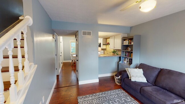 Building Photo - 733 E Sherwood Hills Dr