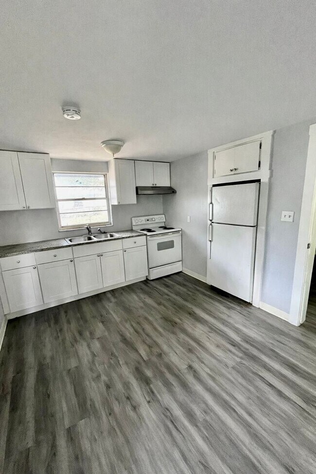 Building Photo - Beautiful 2BR/1BA Zephyrhills Home,  HUGE YARD!! NO APP FEE! Water & Sewer Included