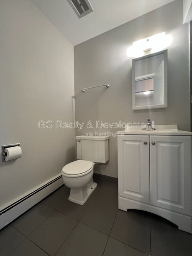 Building Photo - 265 Uteg St