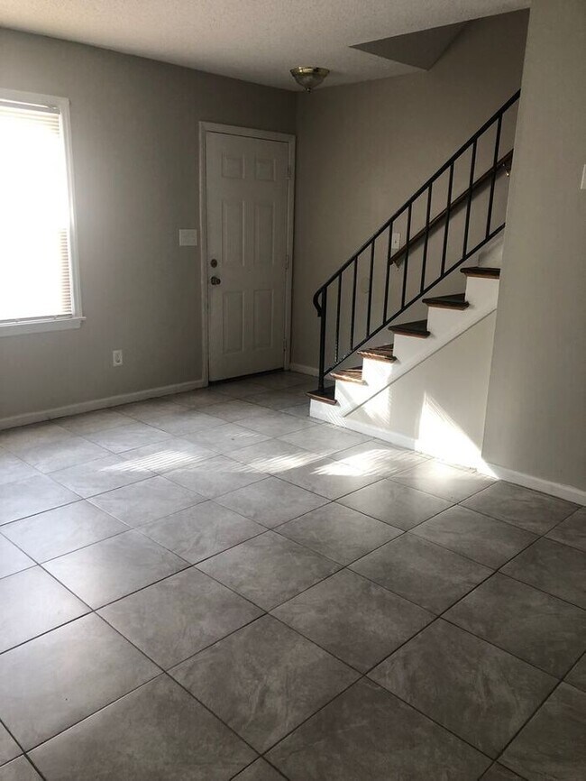 Building Photo - Woodbridge Townhomes ~ 2109-J Grand Prix D...