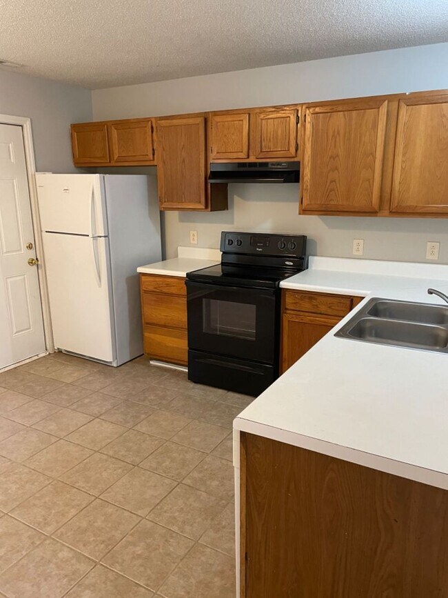 Foto del edificio - End-Unit Townhouse! Storage Space! Fenced-...
