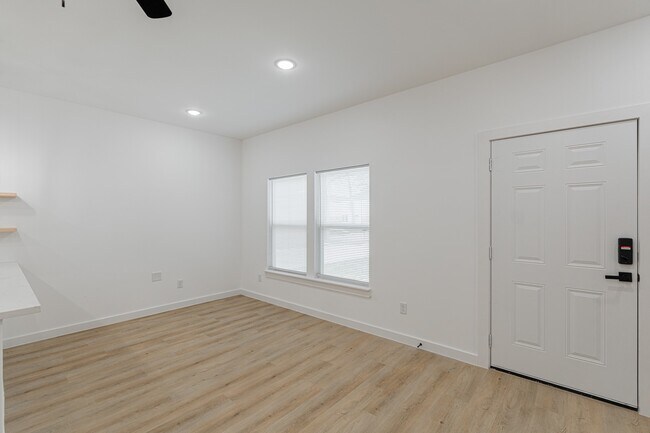 Building Photo - 7126 Bywood St