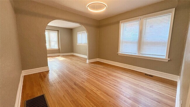 Foto del edificio - 7345 Amherst Ave