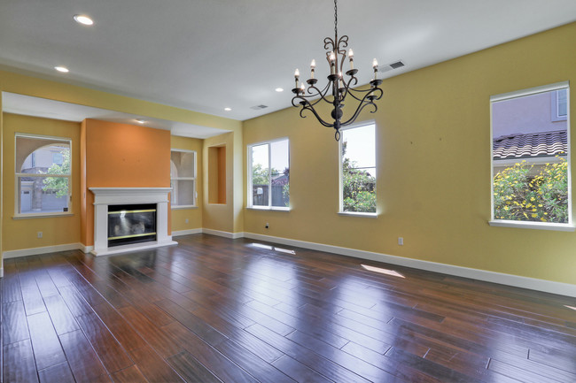 Building Photo - 542 Casella Ct