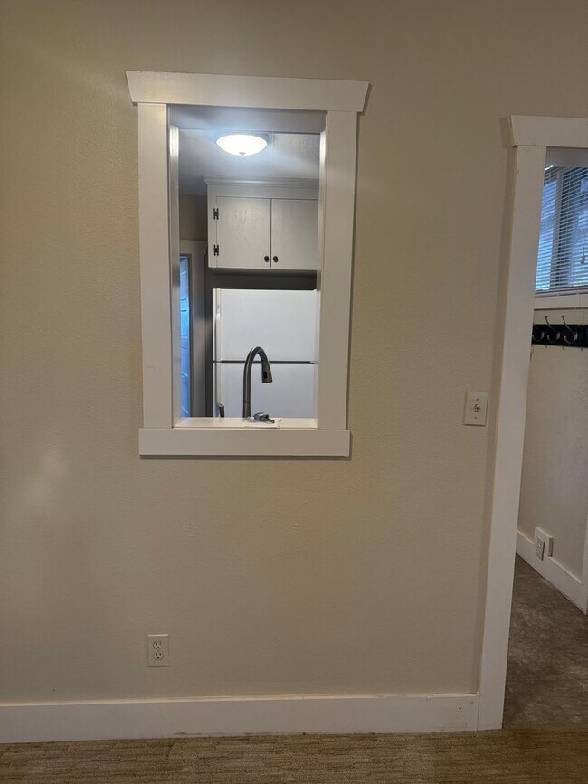 Foto del edificio - Rare opportunity to lease a versatile mixed-use property in the heart of Milwaukie!