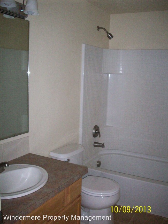 Building Photo - 2 br, 1 bath House - 1928 J St, Apt. 106