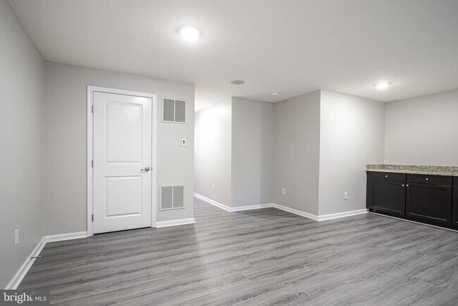 Foto del edificio - 1 Village Green Ln