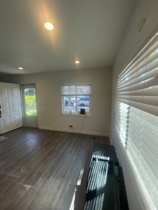 Building Photo - 1419 W 58th Pl