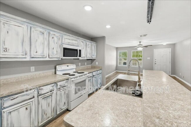 Building Photo - 733 River Hill Ln