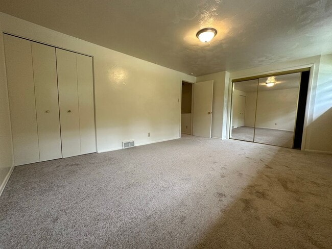 Building Photo - Enticing 2BR Townhouse with Central A/C an...