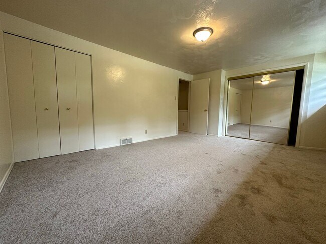 Foto del edificio - Enticing 2BR Townhouse with Central A/C an...